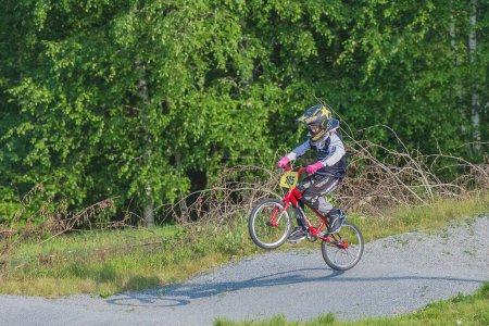 Téléchargez les photos : Cycliste garçon formation sur bmx - en image libre de droit