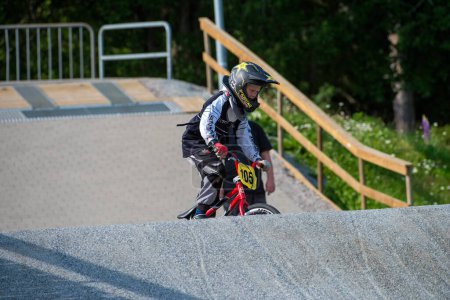 Foto de Chico joven montando una bicicleta bmx en el parque - Imagen libre de derechos