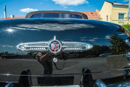 Téléchargez les photos : Vieille voiture, 1955 buick riviera 56r super 2 portes convertible - en image libre de droit