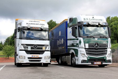 Foto de Mercedes Benz Axor y Actros camiones estacionados. - Imagen libre de derechos