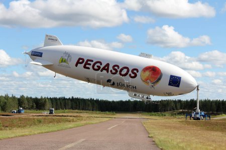 Téléchargez les photos : Pegasos Zeppelin NT à l'aéroport de Jamijarvi, Finlande. - en image libre de droit