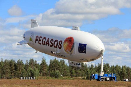 Téléchargez les photos : Pegasos Zeppelin NT à l'aéroport de Jamijarvi, Finlande. - en image libre de droit