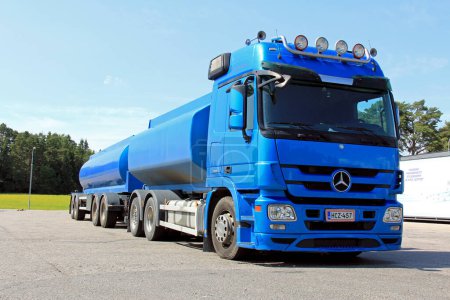 Foto de Camión y remolque azul de Mercedes Benz. - Imagen libre de derechos