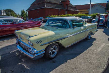 Téléchargez les photos : Voitures américaines classiques, chevrolet impala - en image libre de droit