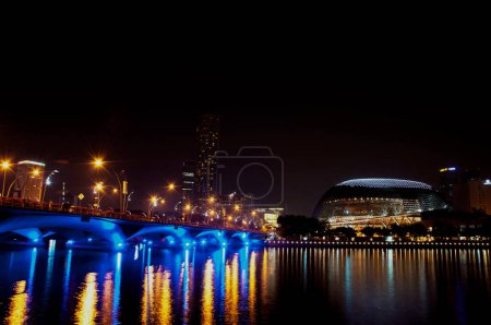 Téléchargez les photos : Immeuble de la ville de Singapour illuminé la nuit - en image libre de droit