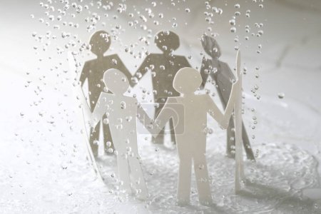 Téléchargez les photos : Équipe papier sous la pluie - en image libre de droit