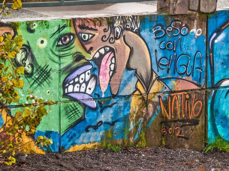 Foto de Beso graffiti en la calle - Imagen libre de derechos