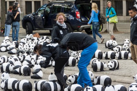 Foto de World Wildlife Fund (WWF) llama la atención sobre los pandas gigantes en peligro de extinción con una acción en la ciudad de Kiel, Alemania - Imagen libre de derechos