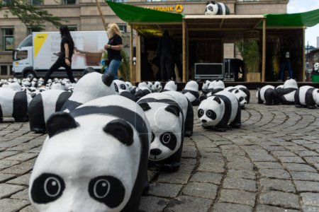 Téléchargez les photos : Le Fonds mondial pour la nature (WWF) attire l'attention sur les pandas géants menacés par une action dans la ville de Kiel, en Allemagne - en image libre de droit