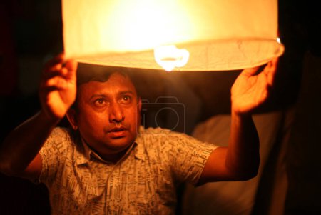 Téléchargez les photos : Lanternes lumineuses et volantes pour les martyrs de la lutte pour l'indépendance du Bangladesh de 1971. Action organisée par le Parti des travailleurs du Bangladesh le 26 mars 2013 à Dacca. - en image libre de droit