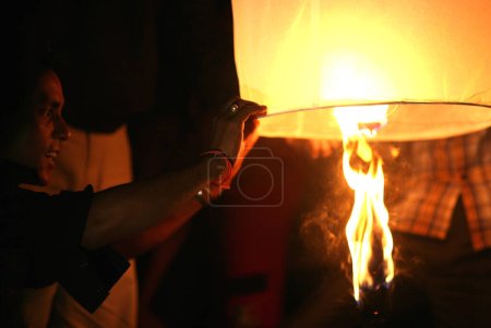 Téléchargez les photos : Lanternes pour martyrs la nuit - en image libre de droit