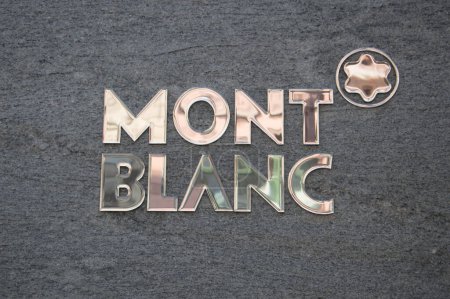 Téléchargez les photos : Mont Blanc texte sur mur - en image libre de droit