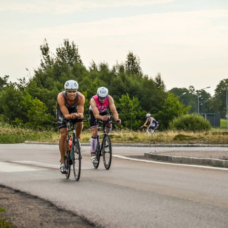 Téléchargez les photos : Vélo d'athlète de triathlon sur la route - en image libre de droit