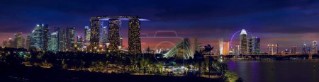 Téléchargez les photos : Immeuble de la ville de Singapour illuminé la nuit - en image libre de droit