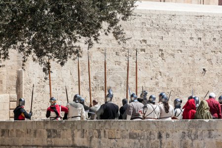 Téléchargez les photos : Un groupe d'hommes en armure médiévale se préparent à envahir une ville fortifiée. - en image libre de droit