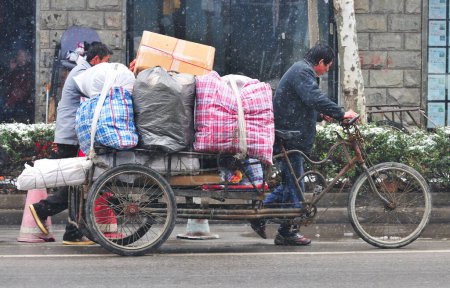 Téléchargez les photos : Hommes de la circulation chinoise avec des vélos - en image libre de droit