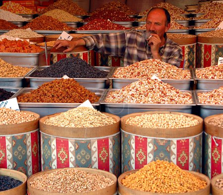 Téléchargez les photos : Vendeur de noix sur le marché - en image libre de droit