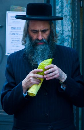 Téléchargez les photos : Homme juif dans la rue - en image libre de droit