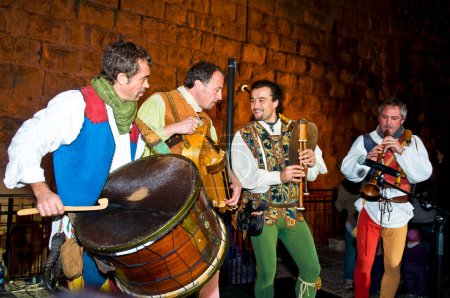 Téléchargez les photos : JERUSALEM - 03 NOV 2011 : L'ensemble musical vénitien se produit au festival annuel de chevaliers de style médiéval tenu dans la vieille ville de Jérusalem - en image libre de droit