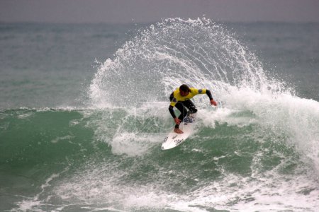 Foto de Surf Action Sport. Surfista con tabla de surf - Imagen libre de derechos