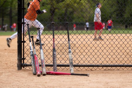 Téléchargez les photos : "Chauves-souris et joueurs de baseball ". Concept de jeu de baseball - en image libre de droit