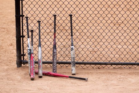 Téléchargez les photos : "Chauves-souris de baseball et clôture ". Concept de jeu de baseball - en image libre de droit