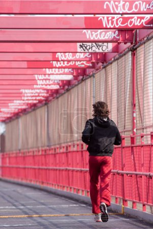 Téléchargez les photos : Homme Jogging sur Williamsburg pont." - en image libre de droit