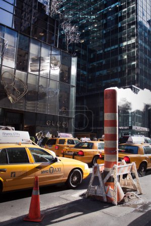 Foto de Ciudad de Nueva York disparo de taxi amarillo en el tráfico. - Imagen libre de derechos