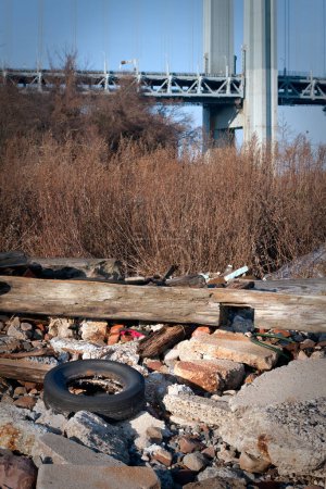 Foto de Ciudad de Nueva York tiro de basura bajo el puente - Imagen libre de derechos
