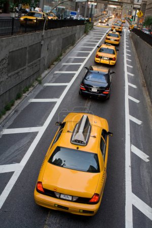 Téléchargez les photos : New York prise de vue de la ville de taxi jaune dans la circulation - en image libre de droit