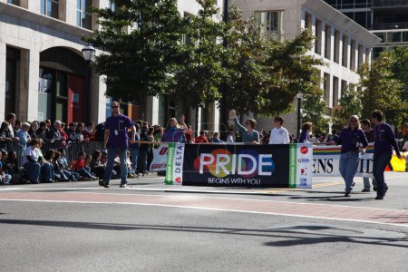 Téléchargez les photos : Flags and banners at the Atlanta Pride Parade - en image libre de droit