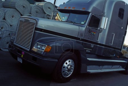 Téléchargez les photos : Grand camion noir dans le parking - en image libre de droit