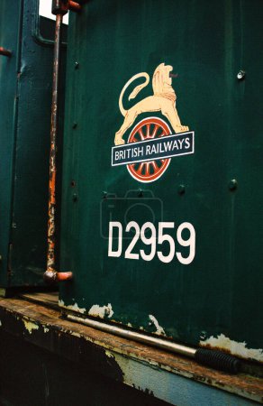 Téléchargez les photos : Vieille locomotive avec emblème des chemins de fer britanniques - en image libre de droit