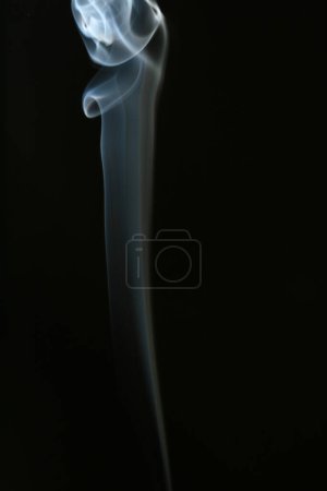 Téléchargez les photos : Fumée blanche isolée sur fond noir - en image libre de droit