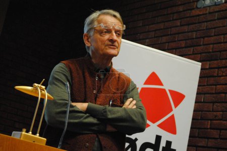 Foto de Ketil Lund hablando en una reunión pública en 2013. Ketil Lund (nacido el 15 de julio de 1939) es un juez noruego. Fue juez de la Corte Suprema desde 1990 hasta su jubilación en 2009. - Imagen libre de derechos