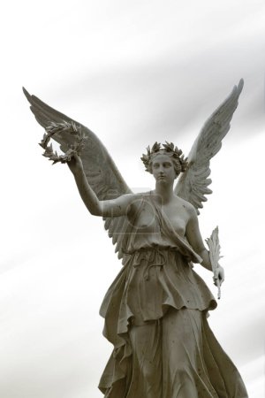 Téléchargez les photos : Statue de Victoria près du château de Schwerin - en image libre de droit