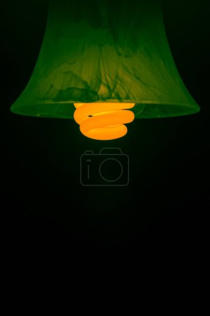 Téléchargez les photos : Ampoule sur fond noir - en image libre de droit