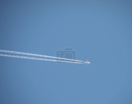 Téléchargez les photos : Avion dans le ciel bleu - en image libre de droit