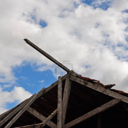 Foto de Una casa de madera con techo y un cielo nublado - Imagen libre de derechos