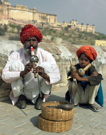 Foto de Plano escénico de encantadores de serpientes indias - Jaipur - India - Imagen libre de derechos