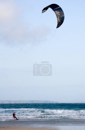 Téléchargez les photos : Activité de kitesurf. Loisirs actifs en été - en image libre de droit