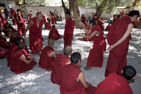 Foto de Plano escénico de los monjes que debaten - Monasterio de Será - Tíbet - Imagen libre de derechos