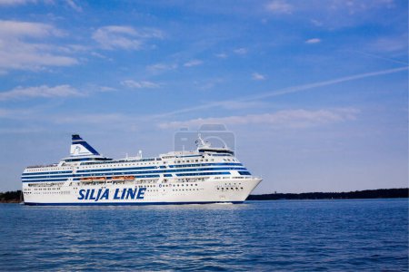 Téléchargez les photos : HELSINKI, FINLANDE-AOÛT 18 : Le ferry de la Silja Line part du port d'Helsinki, Finlande 18 août 2013. Paromy Silja Line de vols réguliers entre Helsinki et Stockholm - en image libre de droit