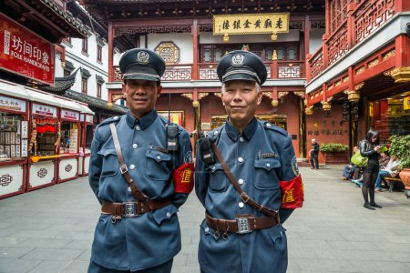 Téléchargez les photos : Police touristique Fang Bang Zhong Lu vieille ville shanghai Chine - en image libre de droit