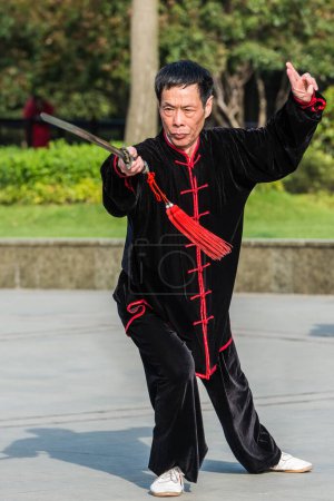 Foto de Un hombre haciendo ejercicio tai chi gucheng parque shanghai china - Imagen libre de derechos