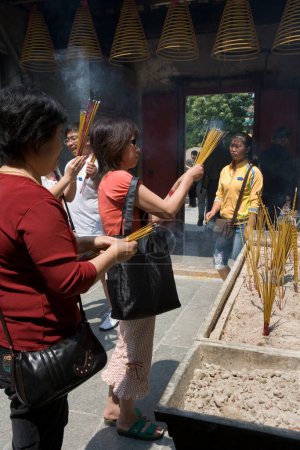 Téléchargez les photos : Encens brûlant au Temple de A-Ma. C'est le plus ancien temple de Macao.. - en image libre de droit