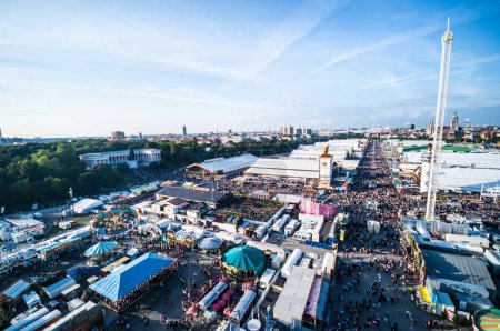 Téléchargez les photos : Vue aérienne des personnes à Oktoberfest, Bavière, Allemagne - en image libre de droit