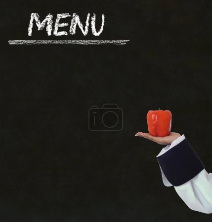 Téléchargez les photos : "Chef avec panneau de menu à la craie sur fond de tableau noir
" - en image libre de droit