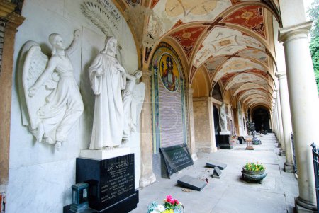 Téléchargez les photos : Cimetière de Vysehrad et tombes près de la basilique Saint-Pierre-et-Paul - en image libre de droit