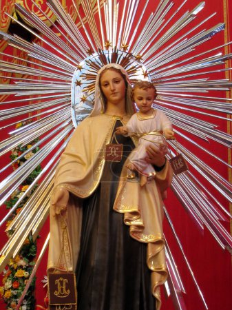 Téléchargez les photos : La Vierge Marie dans l'église - en image libre de droit